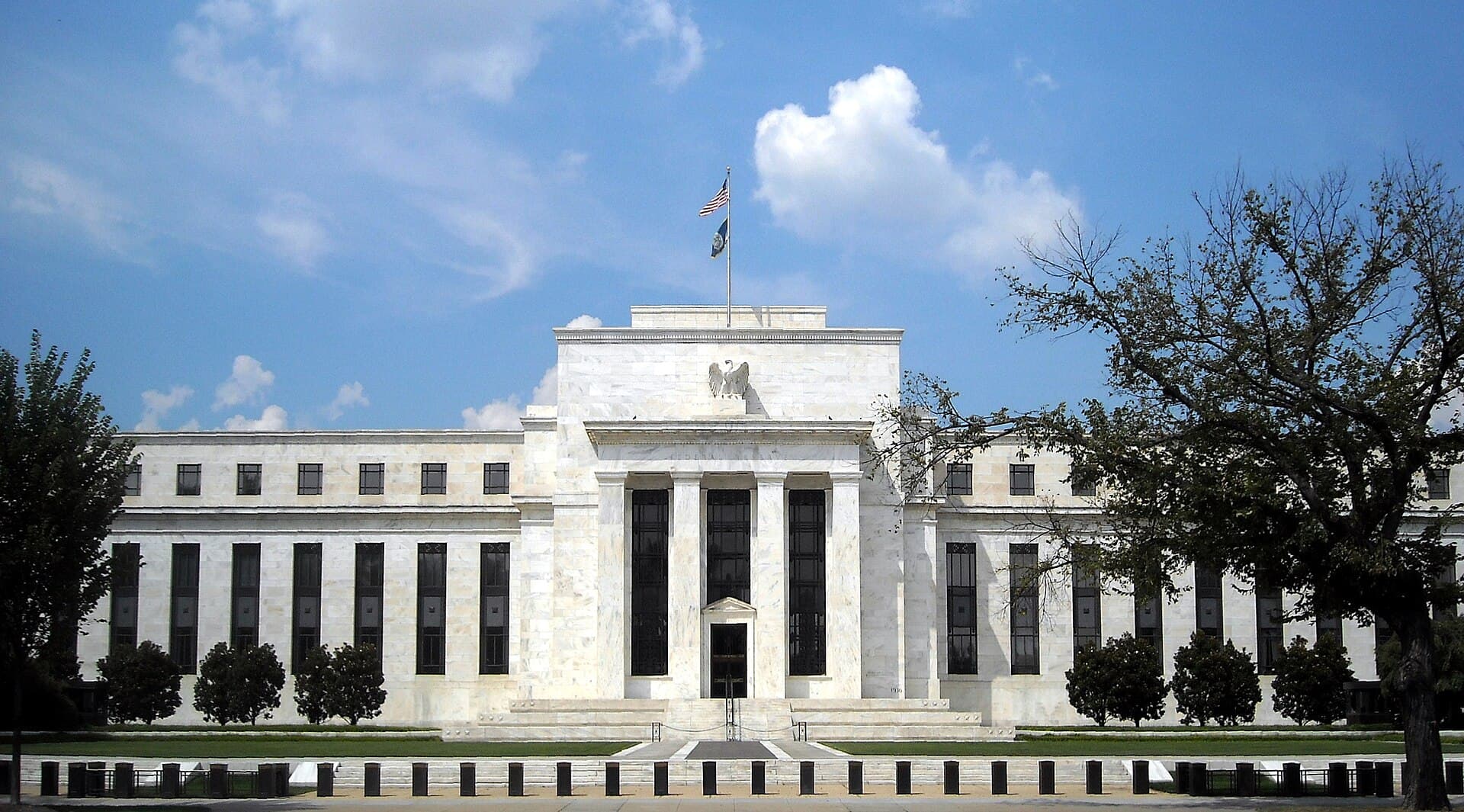 Edificio della Federal Reserve a Washington DC con simbolo del dollaro in primo piano