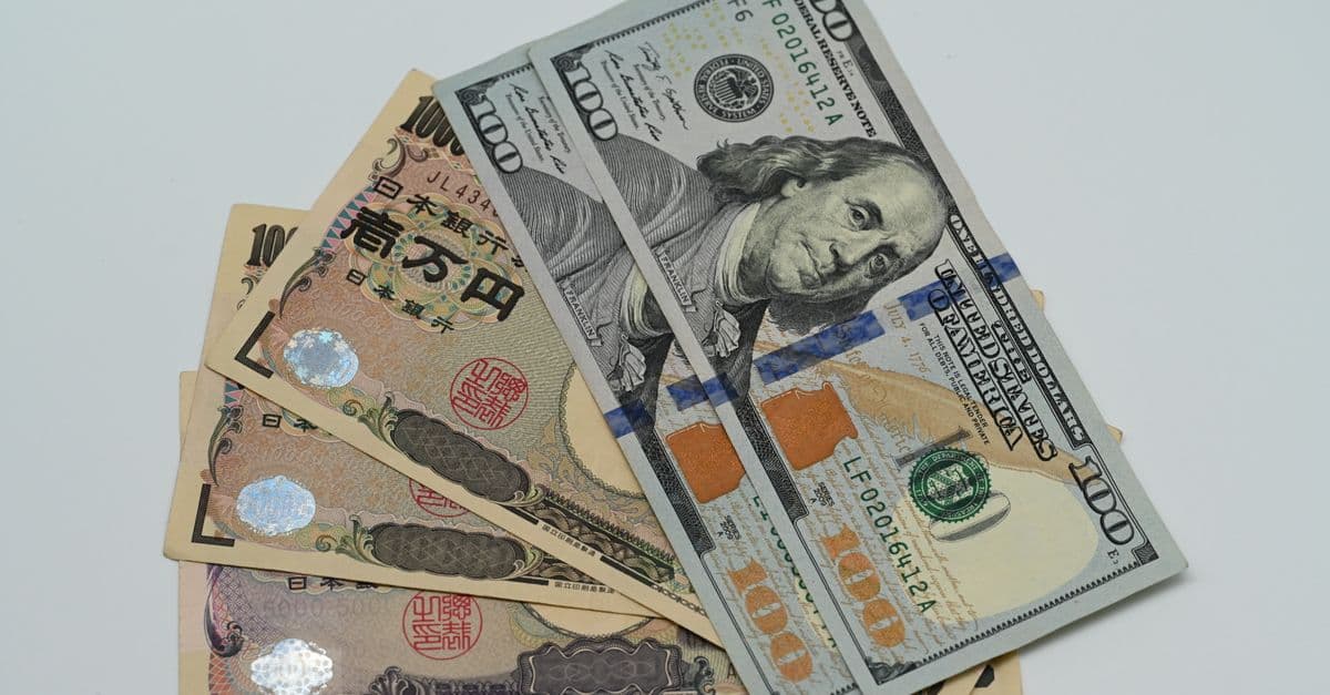 Banconote di yen giapponese e dollari americani, simbolo di cambio valutario