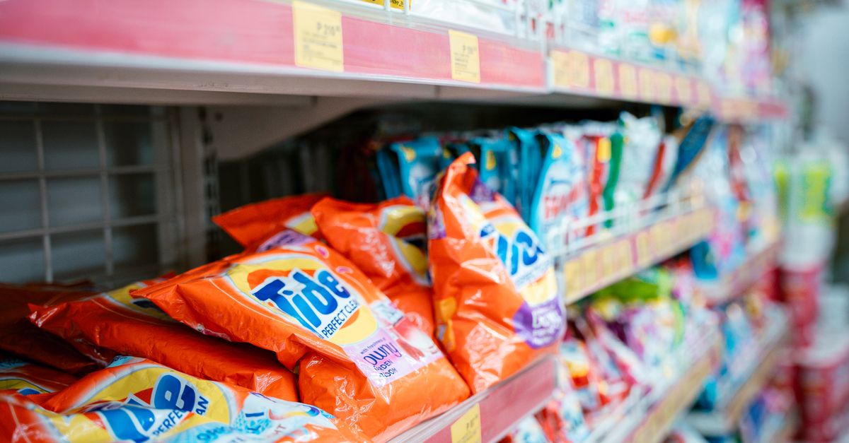 Scaffale di un supermercato con prodotti Unilever esposti