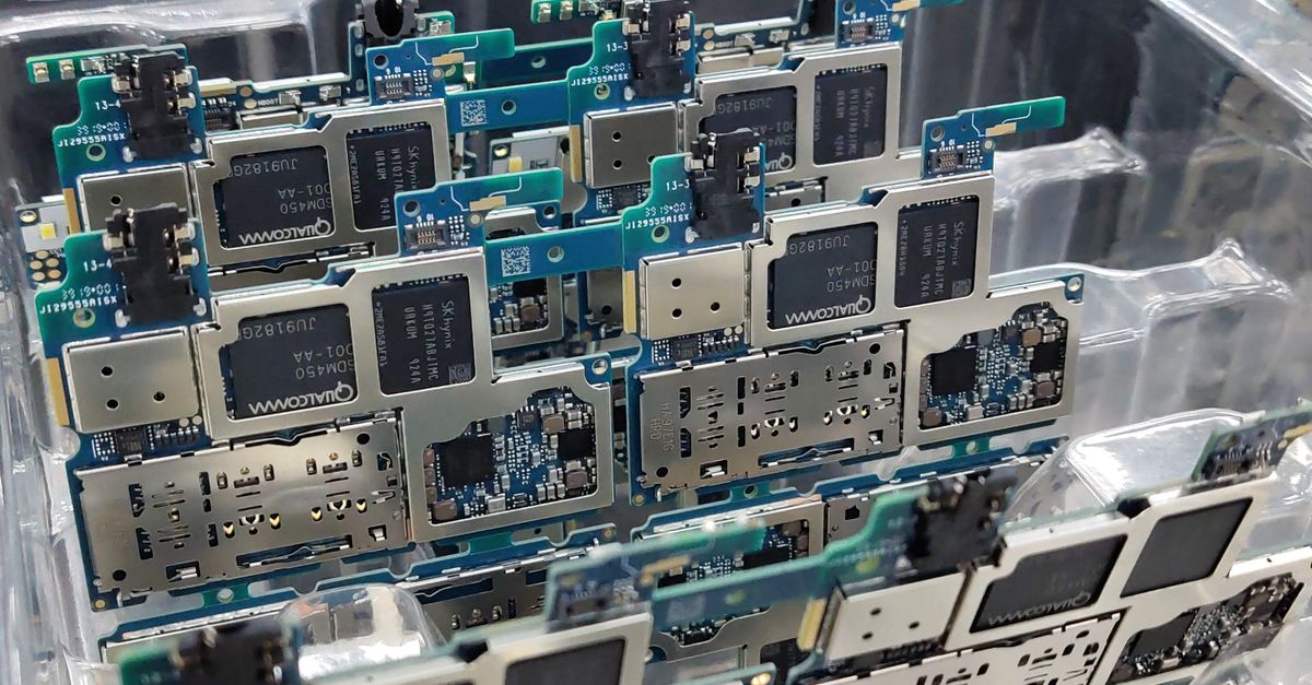 Interno di una fabbrica per la produzione di semiconduttori