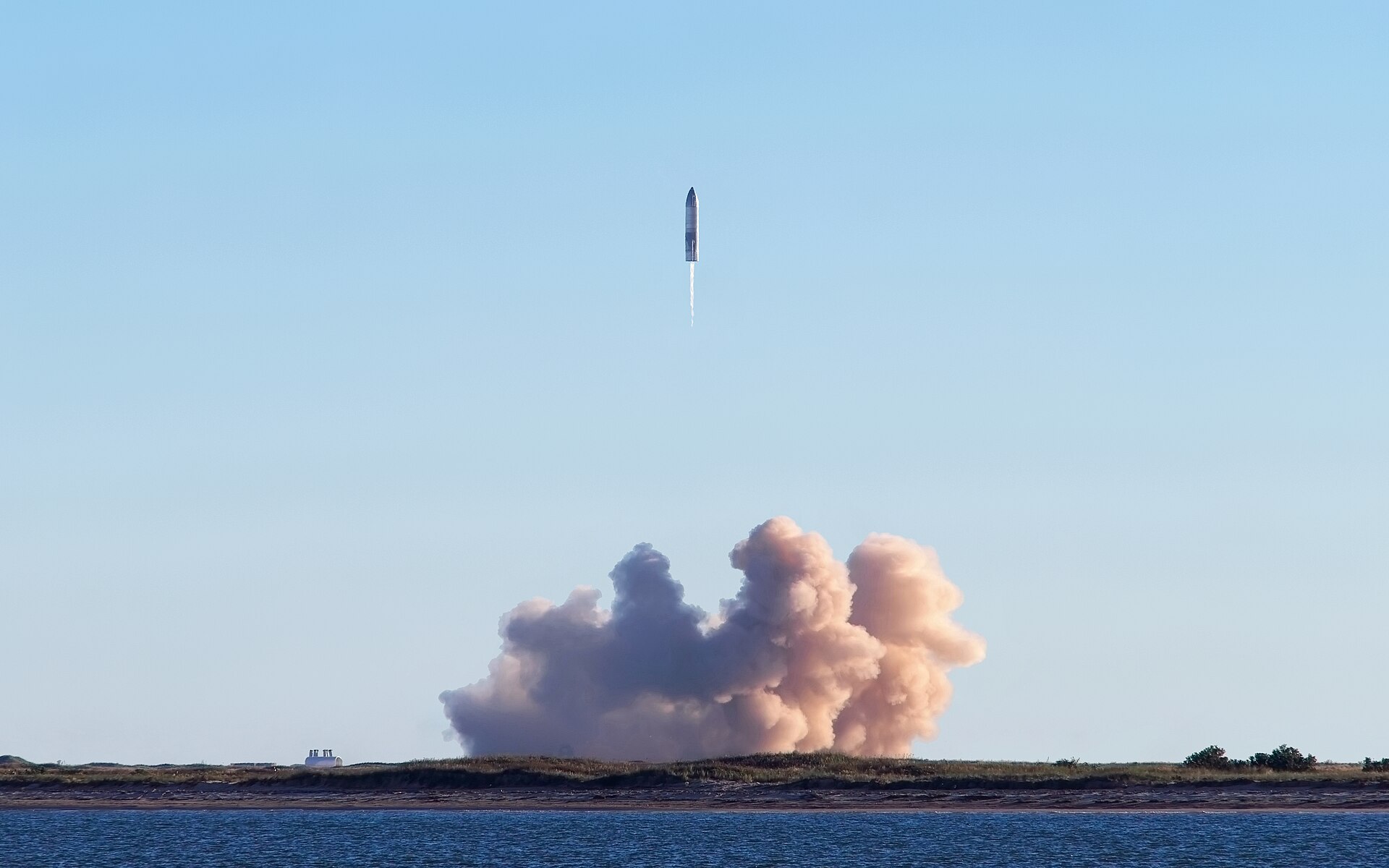 Un razzo SpaceX Starship che decolla dalla rampa di lancio