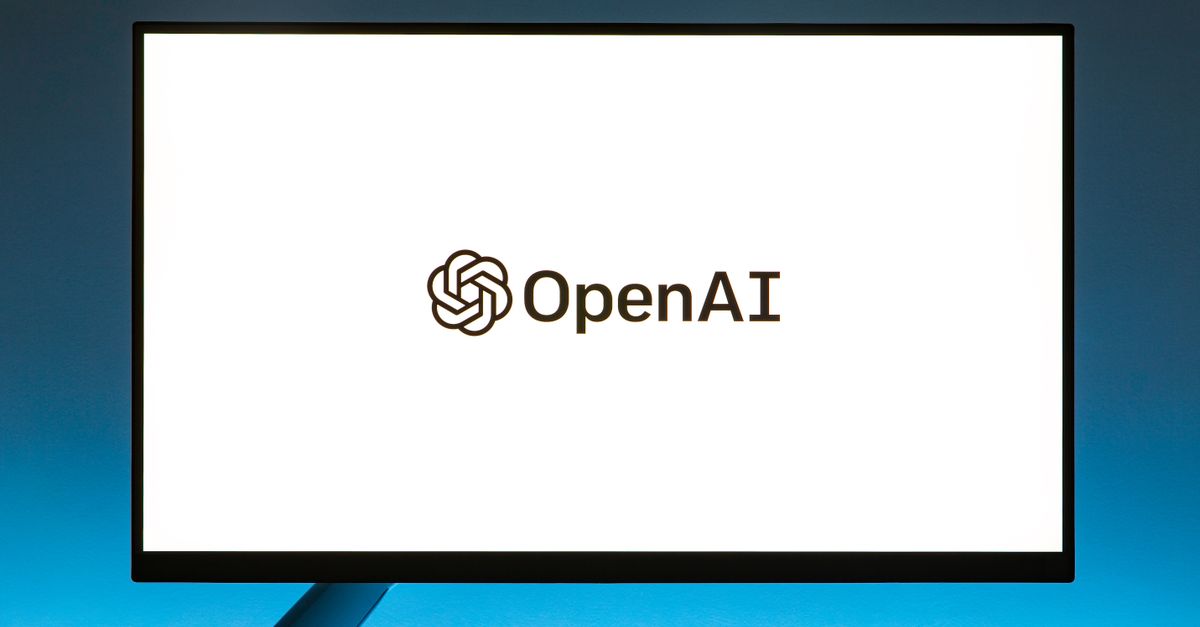 Il logo di OpenAI visualizzato al centro di un monitor acceso, su sfondo blu